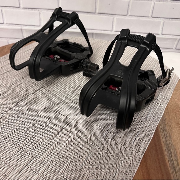 Echelon EX-4S EX-4S+ Connect Bike Right pedal with Foot Cage Cycling Pedals - Picture 3 of 14